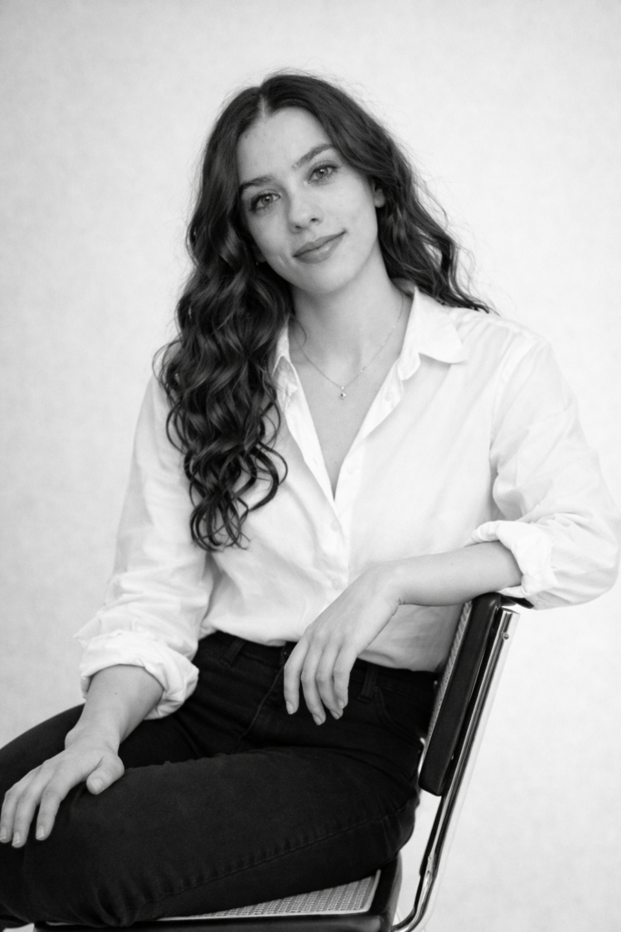 Lucía Velasco Velázquez fundadora de la agencia seo due gatti sentada en una silla
